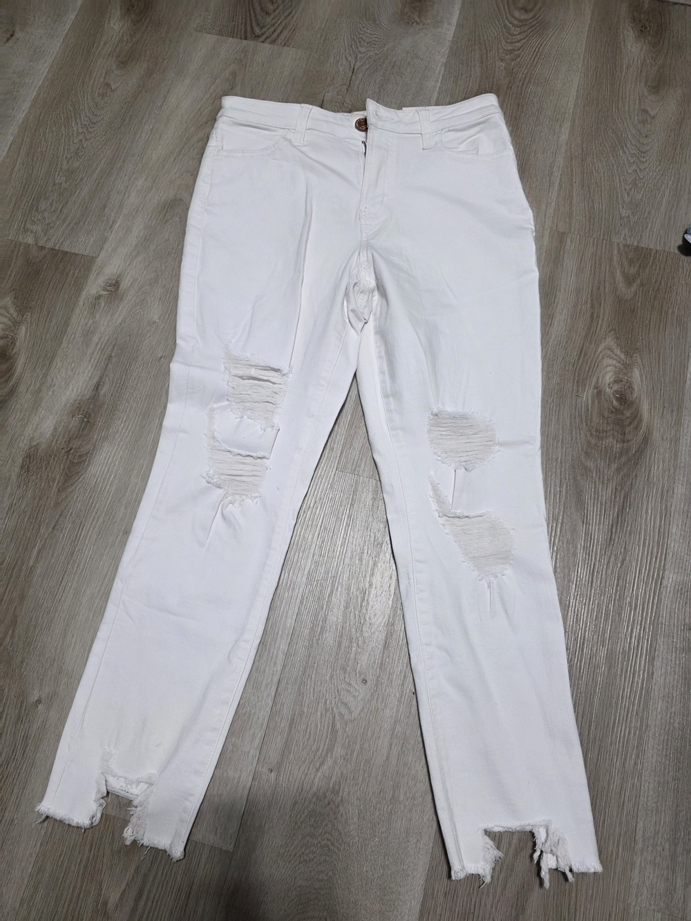 SO White Distressed Jeggings - Ripped Knee Detail